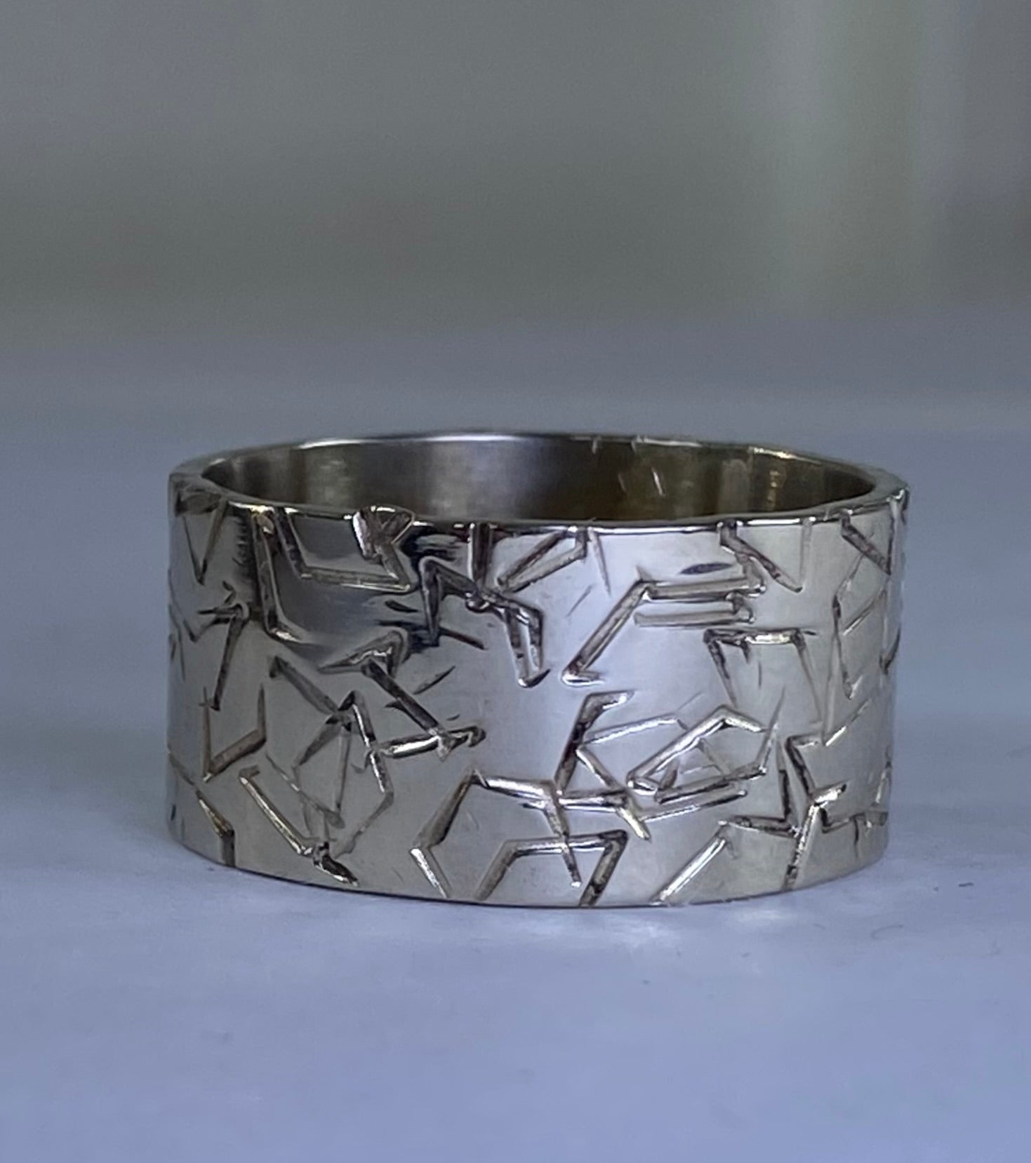 14K White Gold Embossed Band